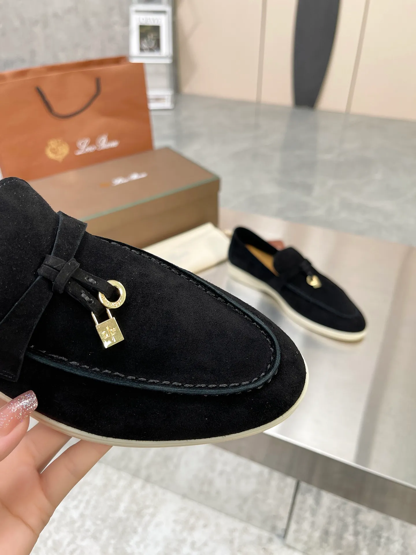 👟👟Ex-factory price 480👟👟 Women's clothing Loro iana nuoyoupanya 👟👟Ex-factory price 40👟👟Ex-factory price 4👟👟Ex-factory price 4 New colors added, classic lock style, girls' favorite, it is said that your feet will not get tired after walking for a long time, I wonder if you have tried it! It feels like you are stepping on clouds. It does not scratch your feet at all. It is comfortable, handsome and low-key. It is the same style for men and women. The upper is semi-handmade. Size: Women's size 35-4👟👟Ex-factory price 4 Men's size 39-46 Upper: 100% imported high mercerized silk.  Inner lining: 100% imported high silk nylon. Insole: 100% imported water-dyed cowhide. Outsole: 100% original. Raw rubber outsole Glue: 100% no glue smell